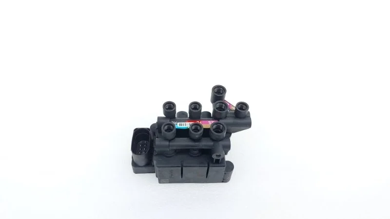 Блок клапанов пневмоподвески Volkswagen Touareg 2021 CR7