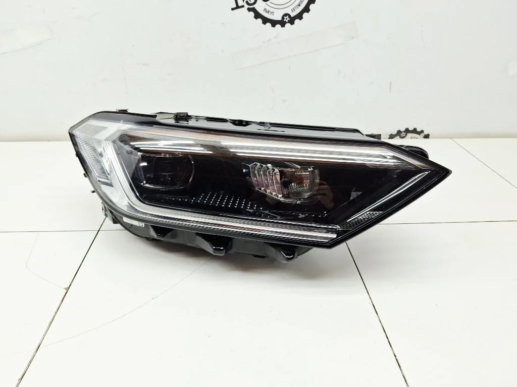 Фара правая Volkswagen Jetta