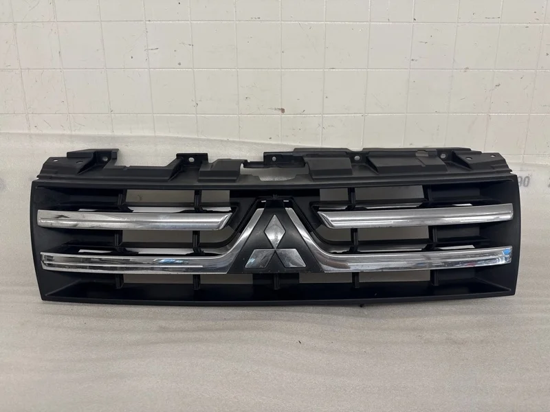 Решетка радиатора Mitsubishi Pajero 4 2008 2009 2010 2011 7450A368 V87W 4M41