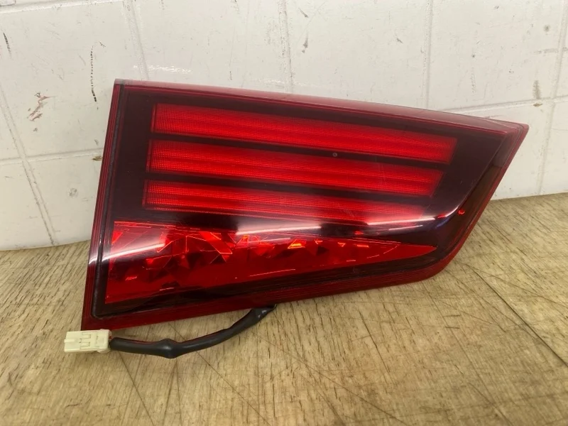 ФОНАРЬ В КРЫШКУ БАГАЖНИКА MITSUBISHI OUTLANDER 3 2015 2016 2017 2018 2019 2020 2021 2022 2023 8331A179 GF, задний левый