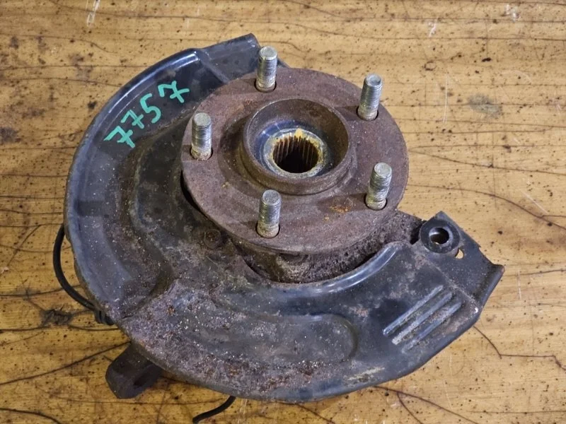 Кулак поворотный Mitsubishi Grandis 2003-2011 MR594356 NA4W 4G69, передний правый