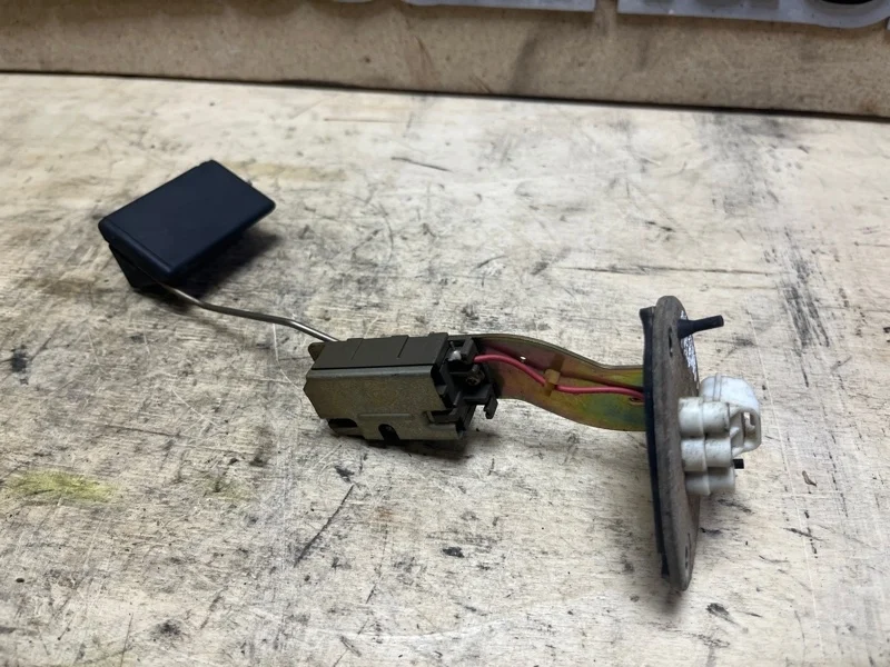 Датчик уровня топлива Mitsubishi Pajero MR342870 V75W 6G72