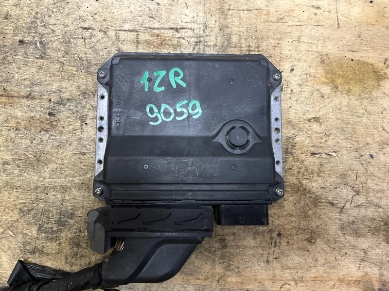 Блок управления двигателем TOYOTA AURIS 8966102E71 ZRE151 1ZR-FE