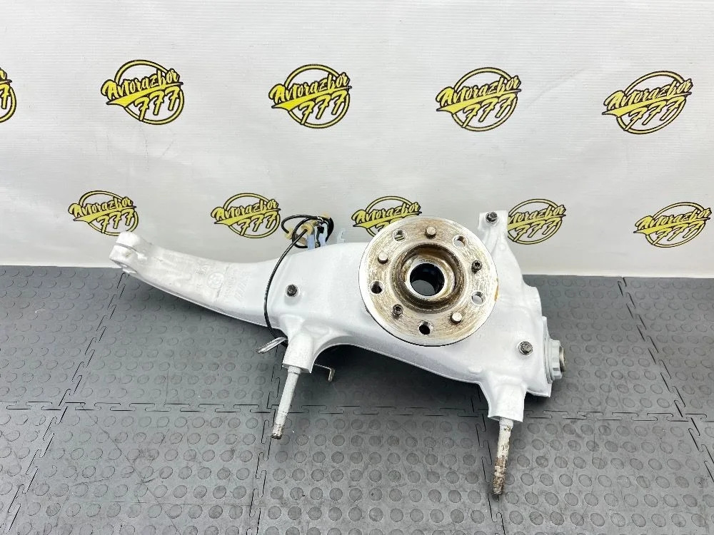 Кулак поворотный передний правый BMW M5 F90 (2017—2020)