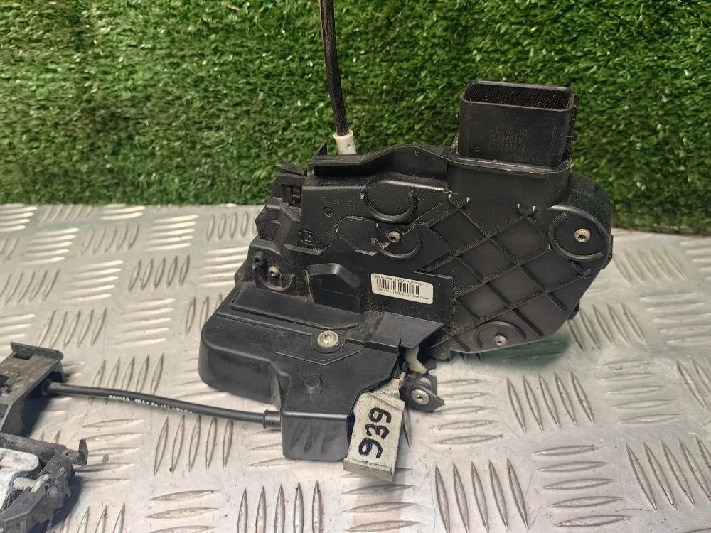 Замок двери задней правой Ford Focus 2