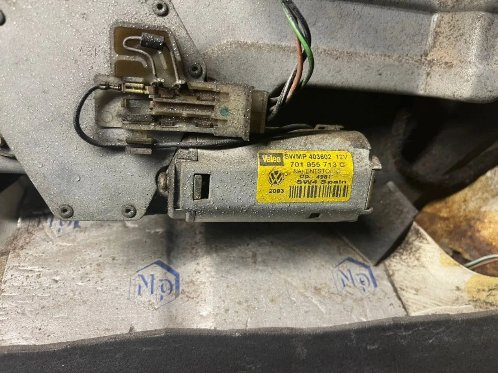 Моторчик стеклоочистителя задний VW Transporter T4