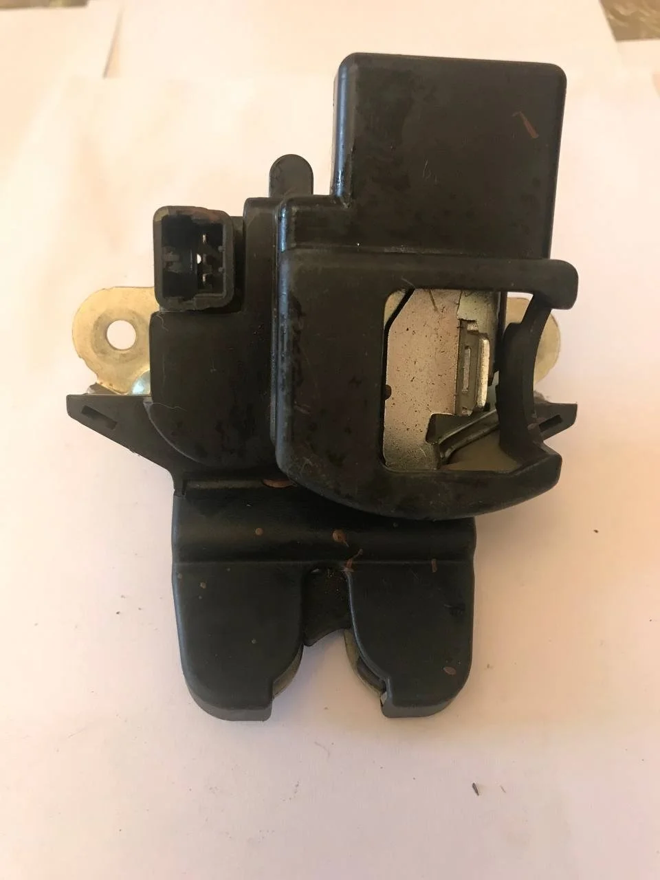 Замок багажника Hyundai Solaris 812301R000