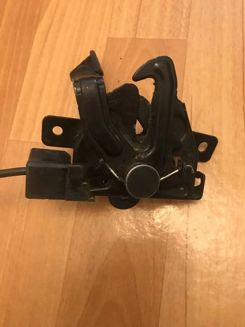 Замок капота Hyundai Solaris 811301R000