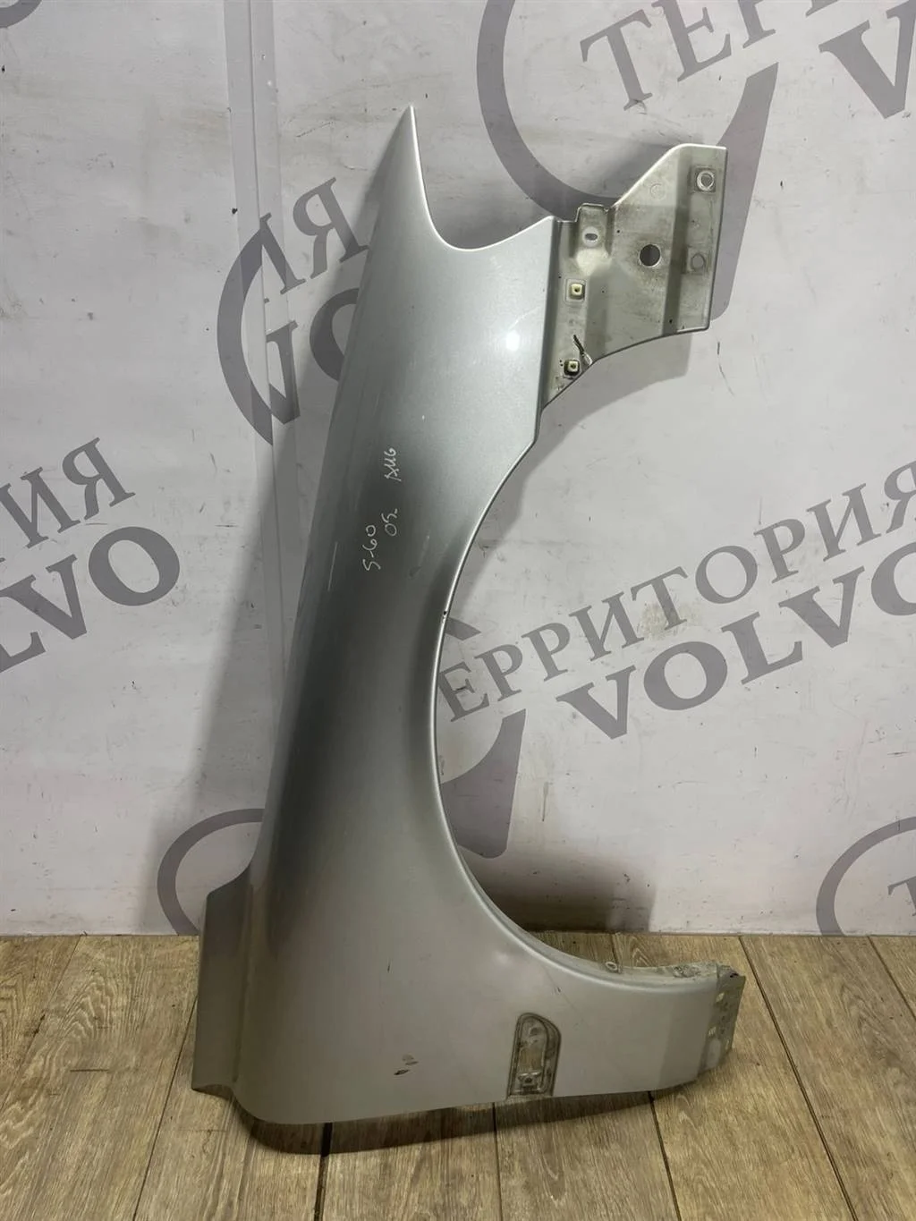 Крыло переднее правое