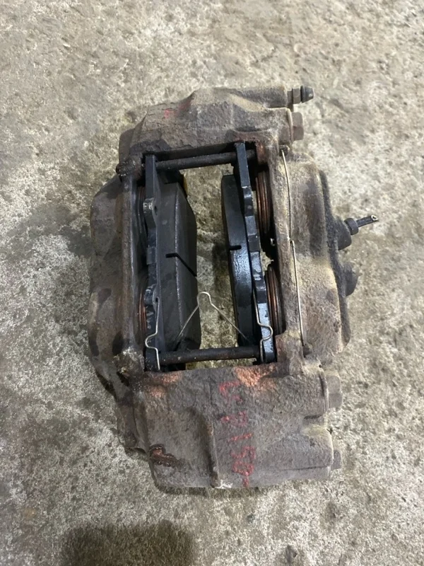 Суппорт передний левый Toyota Land Cruiser Prado 150 (2009-2023) 2013 4775060300 ВНЕДОРОЖНИК 3.0 D 1KDFTV