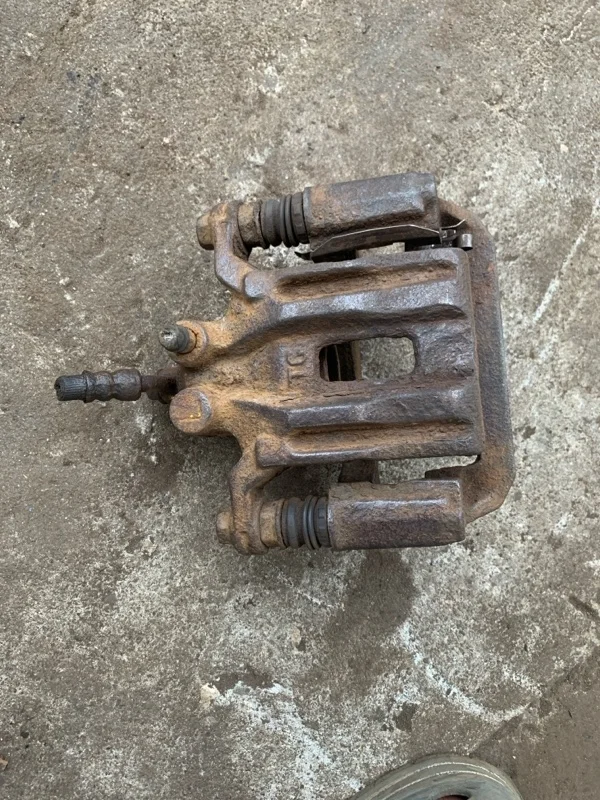 Суппорт передний левый Mitsubishi L200 (2006-2015) 2006 4605A201 ПИКАП 2.5 D 4D56