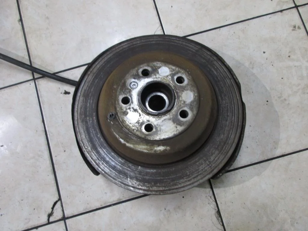 Кулак подвески задний правый Mercedes-Benz