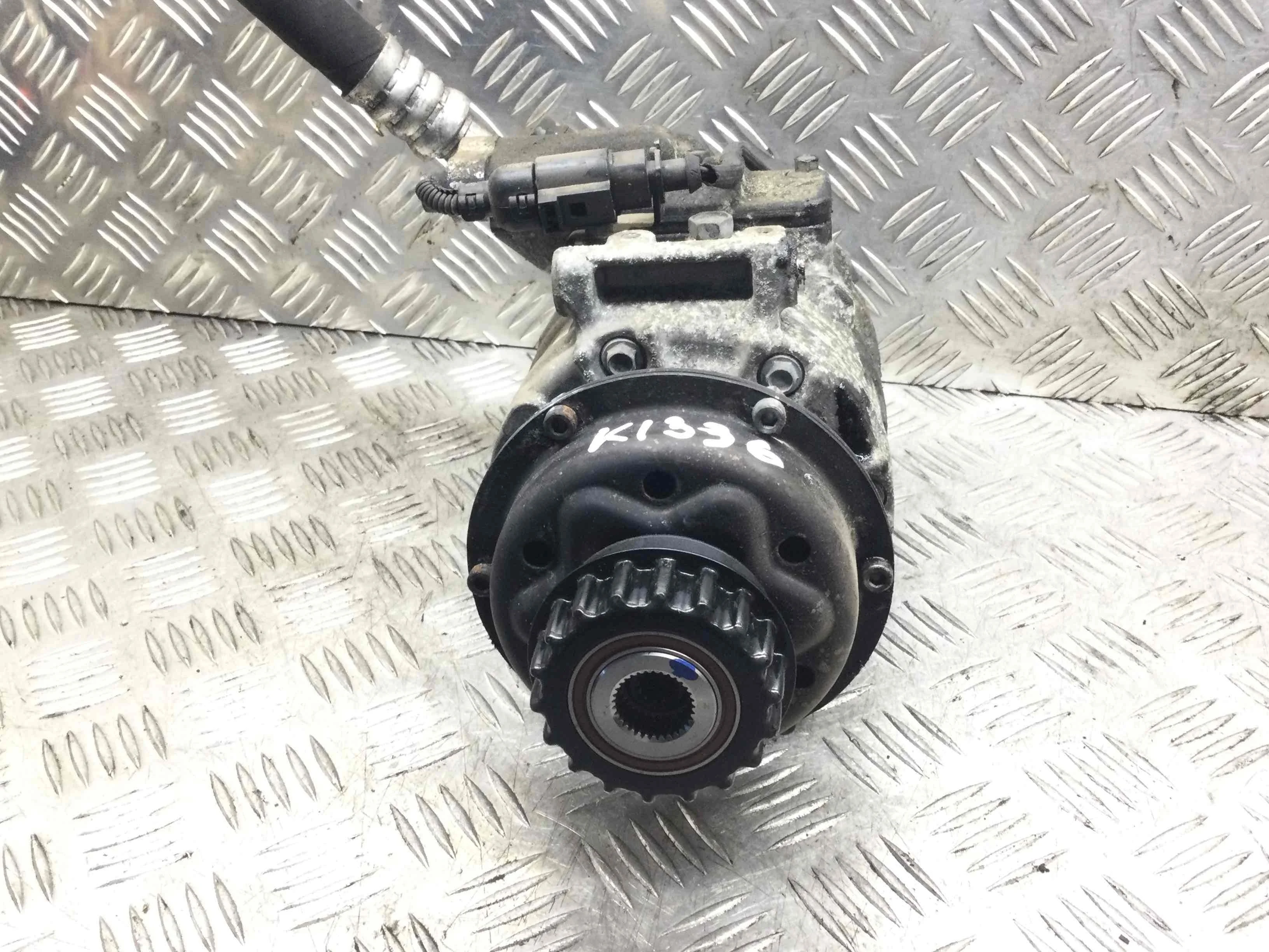 Компрессор кондиционера Volkswagen Touareg 1 поколение 2002-2007 дизель 2.5 TDI Автомат Внедорожник