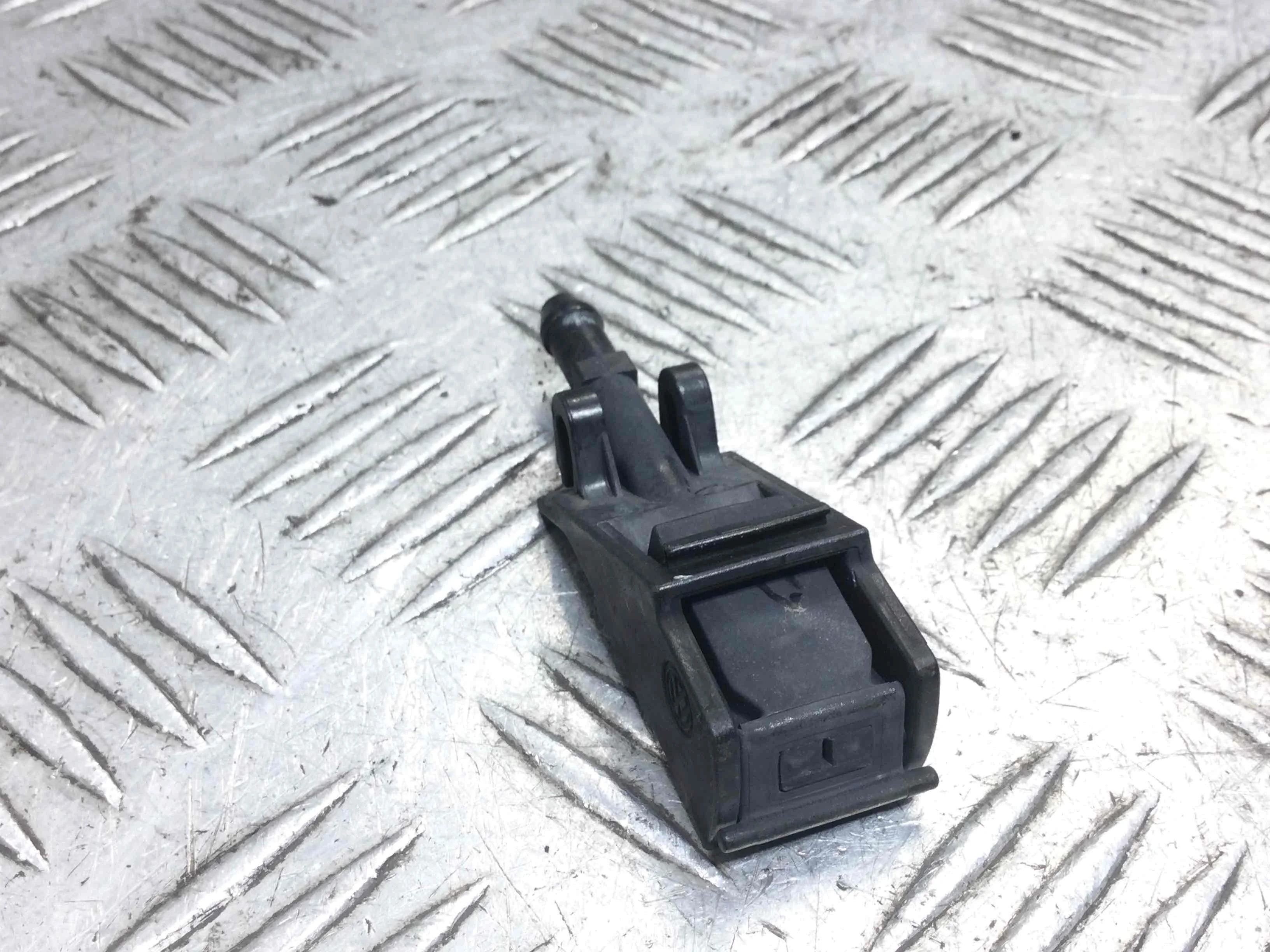 Форсунка омывателя Volkswagen Golf 4 поколение (1997-2004) бензин 1.6 i Механика Универсал