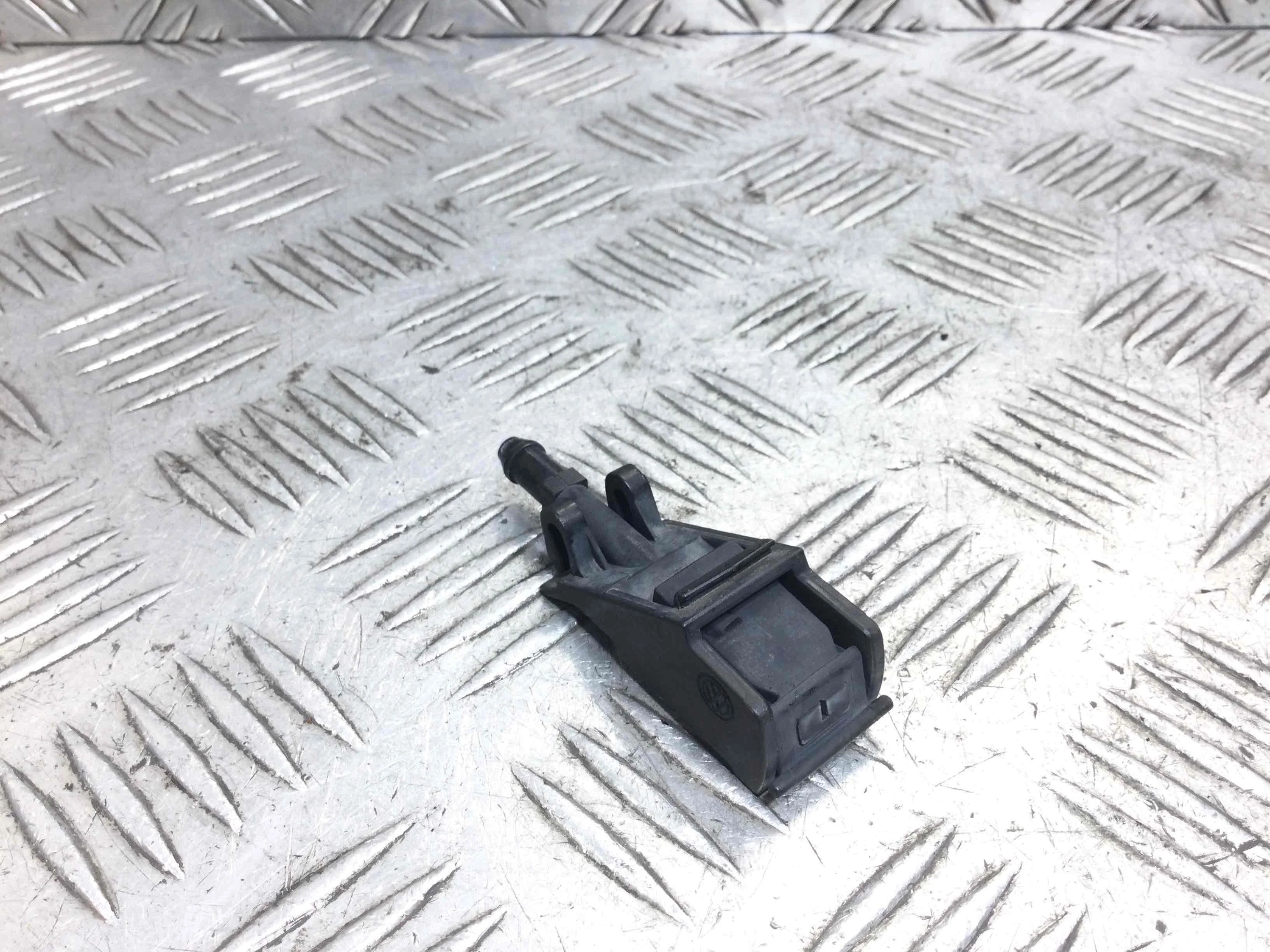 Форсунка омывателя Volkswagen Golf 4 поколение (1997-2004) бензин 1.6 i Механика Универсал