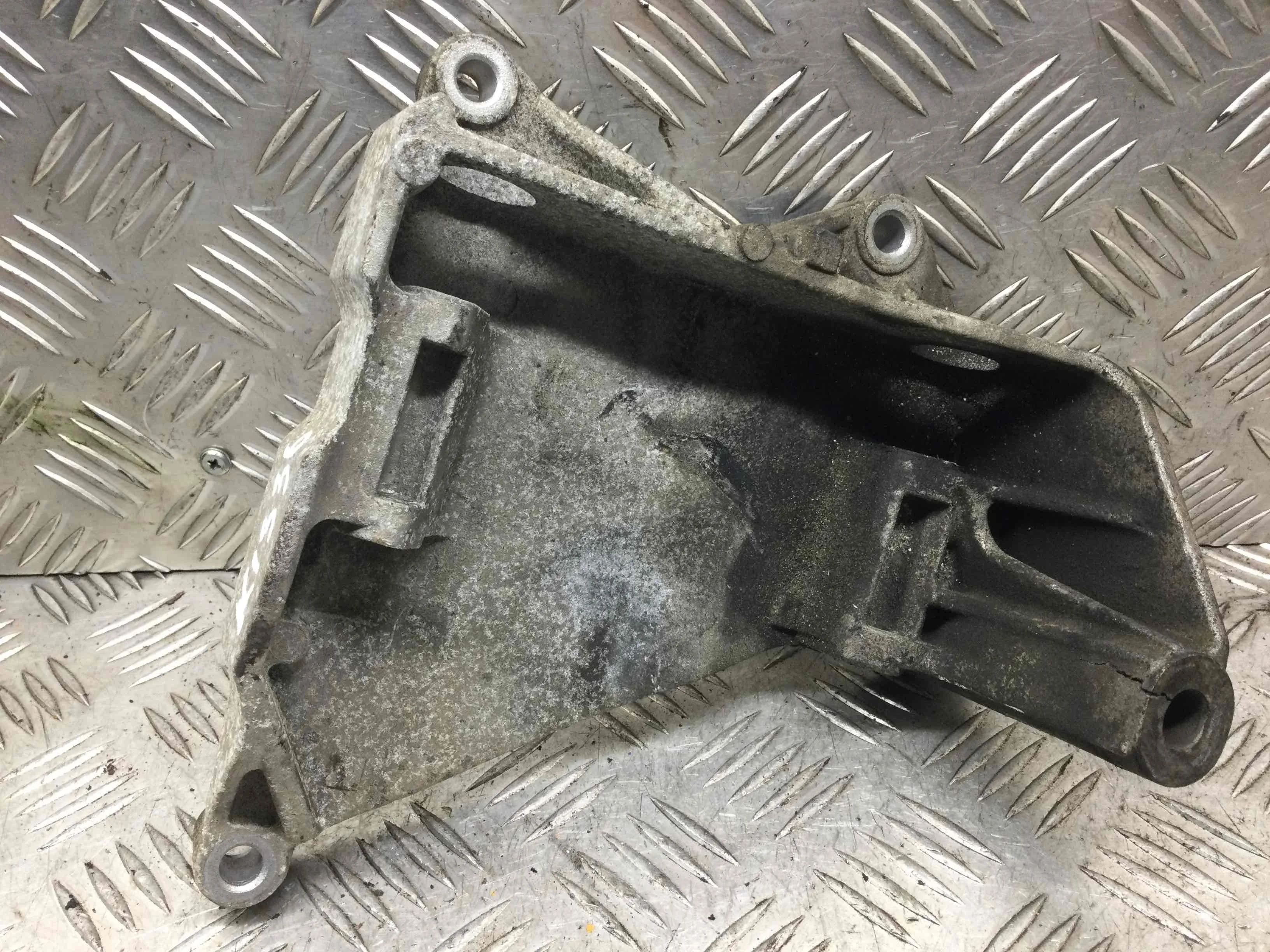 Кронштейн Volkswagen Touareg 1 поколение 2002-2007 дизель 2.5 TDI Автомат Внедорожник