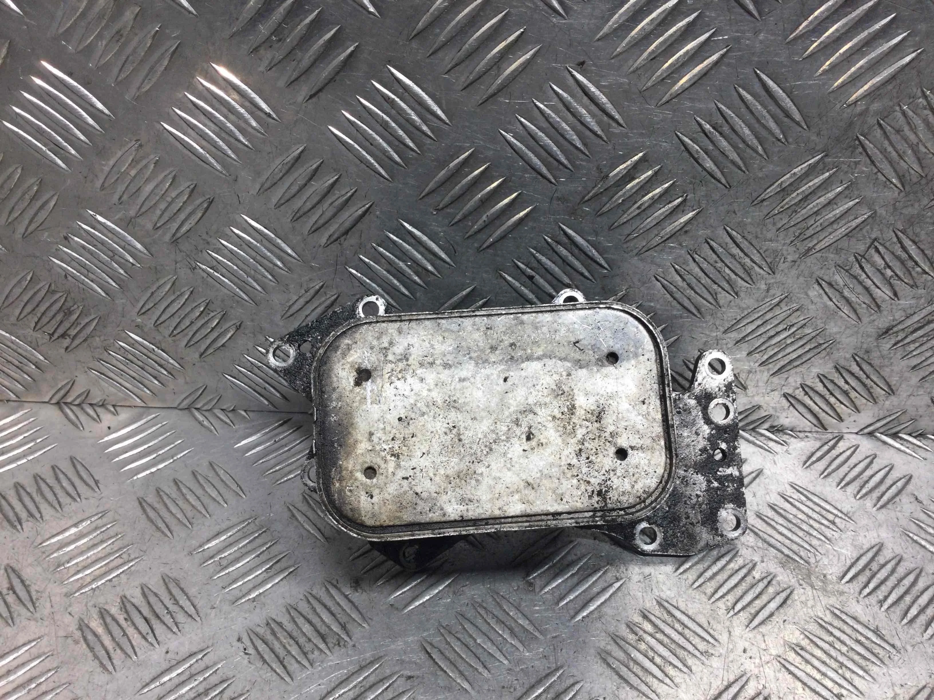 Теплообменник масляного фильтра Audi A6 C6/4F (2004-2008) дизель 2.7  Механика Седан