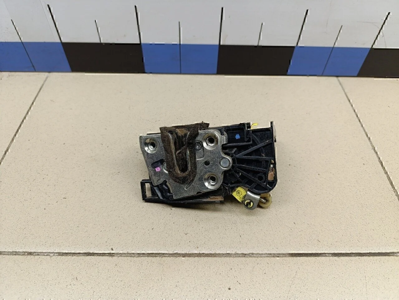 Замок двери передней левой Logan II 2014>