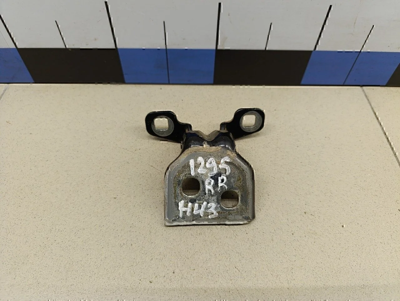 Петля двери Logan 2005-2014