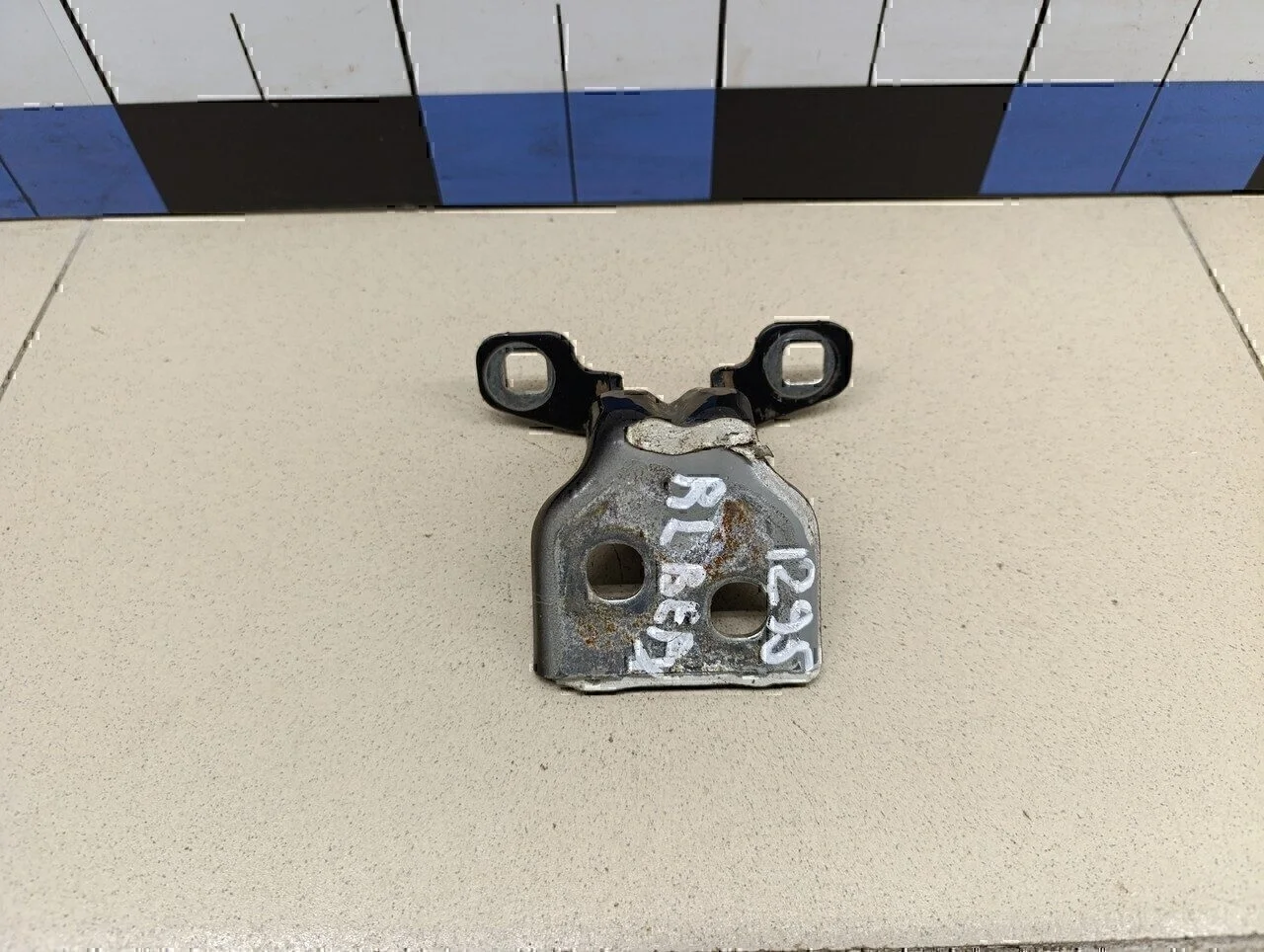 Петля двери Logan 2005-2014