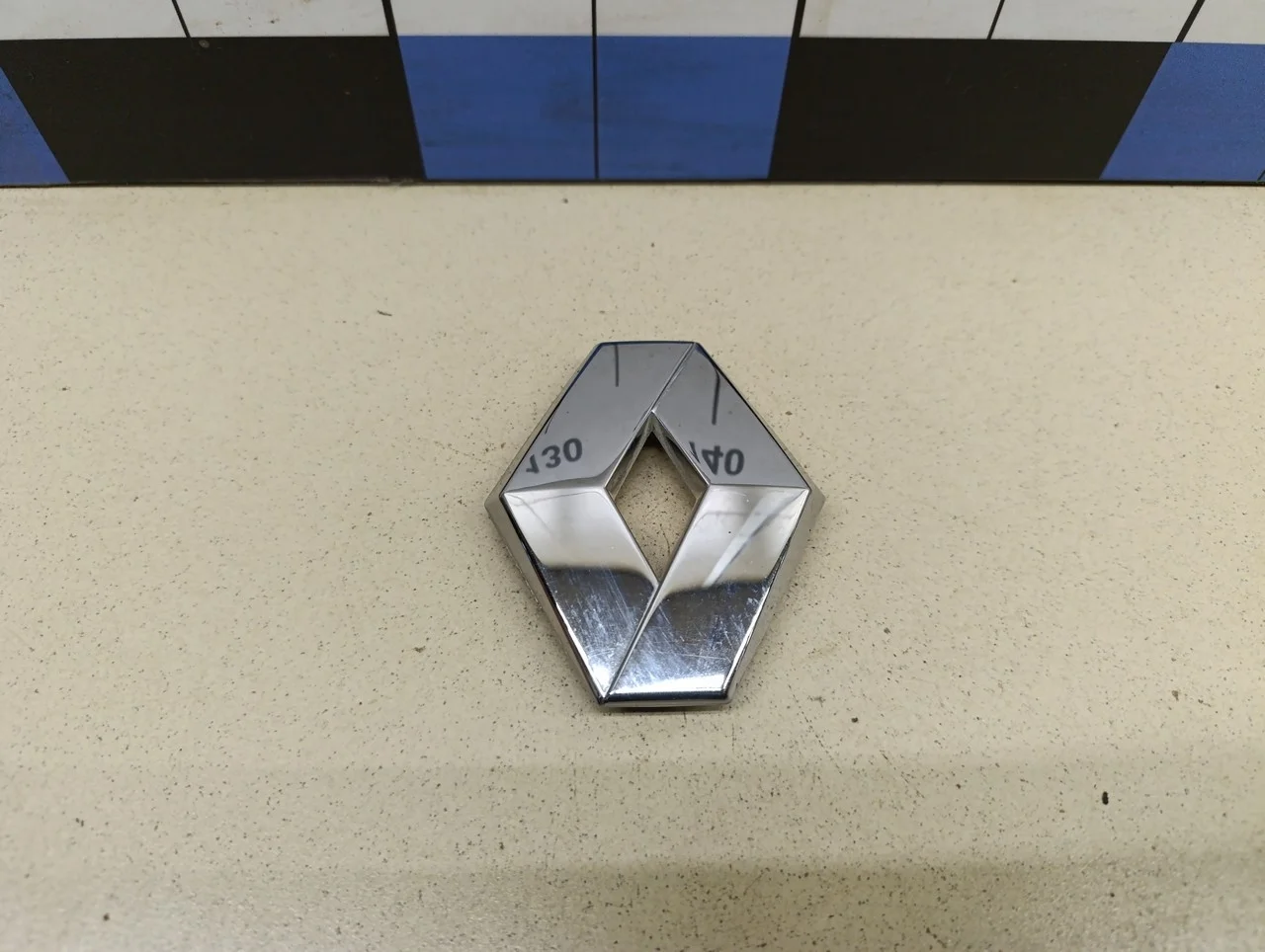 Эмблема на крышку багажника Duster 2012>