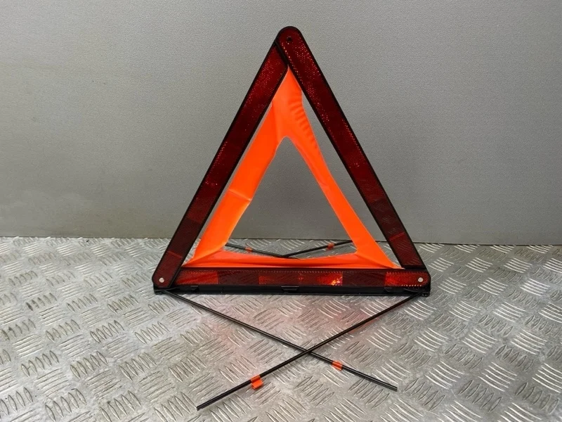 Знак аварийной остановки Audi A4 B9