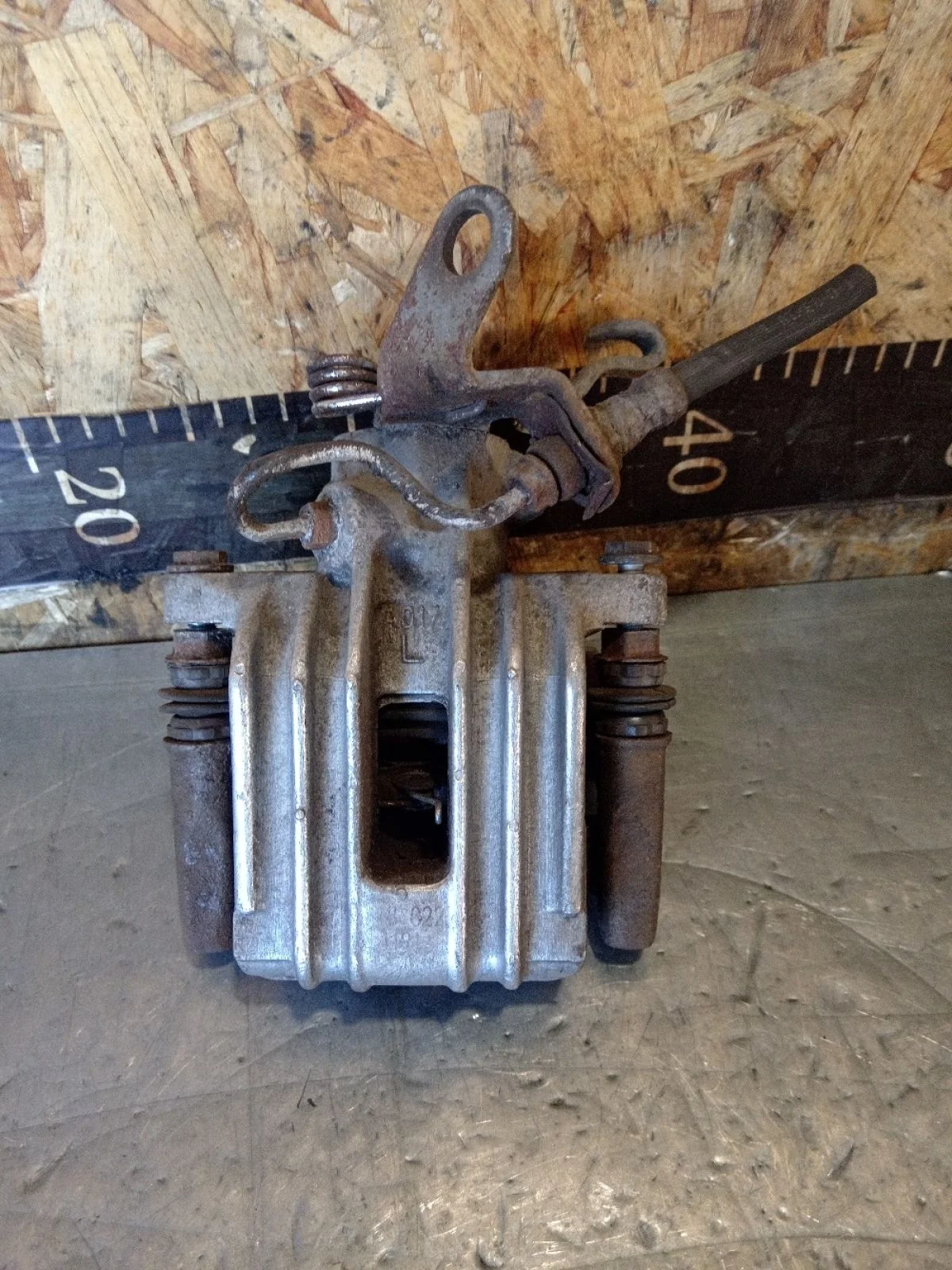 Суппорт тормозной задний левый Skoda Octavia II рестайлинг (2008—2013) 2010 1Z/F9R