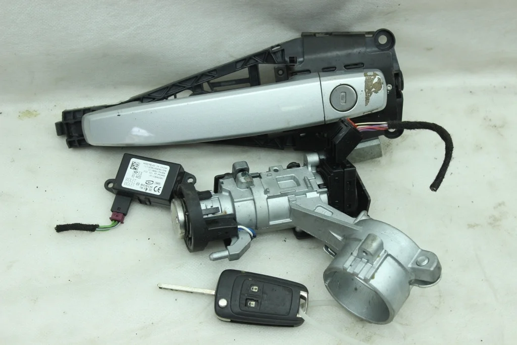 Комплект личинок с ключом Opel Astra J