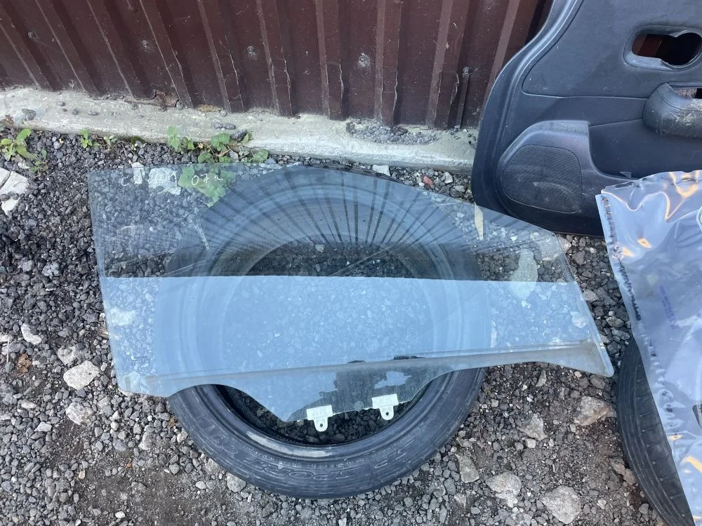 Стекло двери переднее правое nissan tiida C11