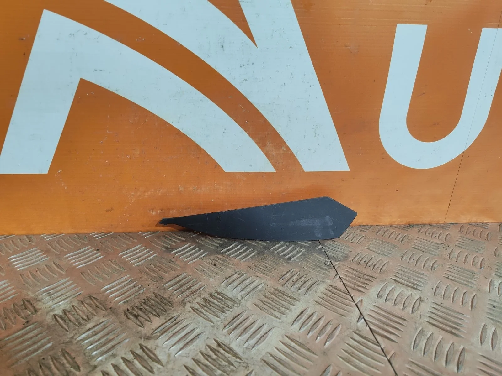 Накладка фонаря внутреннего Toyota Land Cruiser 2015-2021 200