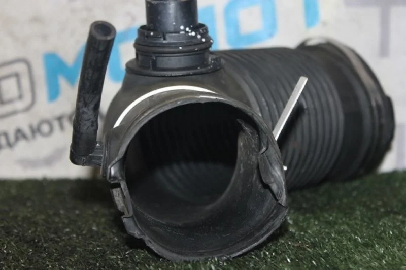 Патрубок воздушного фильтра Audi A6 Iii 06E129629E 4F2 AUK