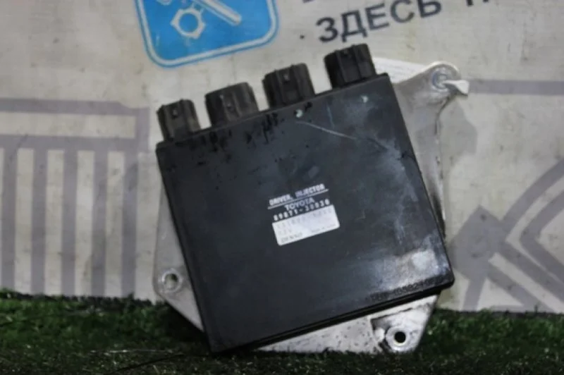 Блок управления форсунками Toyota Crown 8987130030 GRS182 3GR 3GR-FSE