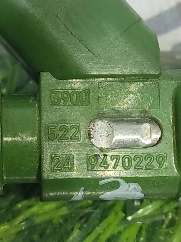 Форсунка топливная Volvo S60 S40 V50 C30 9470229 MW38 B5244S2