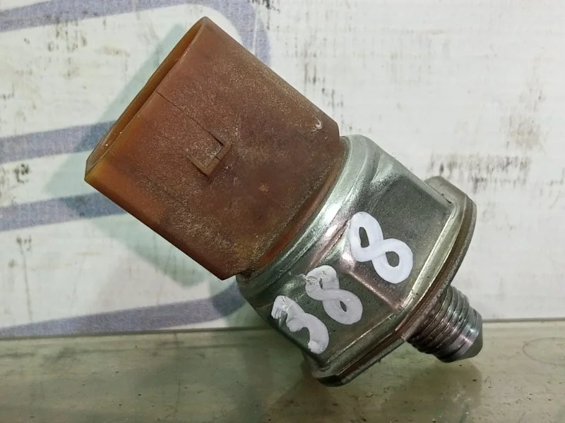 Датчик давления топлива Volkswagen Golf Jetta Touran 03C906051H BLG
