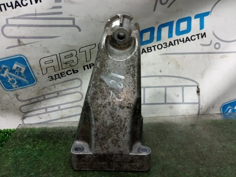 Кронштейн опоры двигателя Mercedes-Benz C-Class A2712232304 W204 271820 271.820 M271, правый