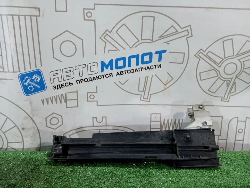 Кронштейн радиатора Bmw 1-Series 17117600537 F20 N13B16A, правый