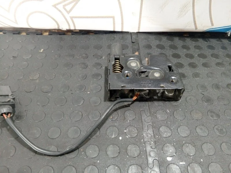 Замок капота Audi A6 4G0823509C C7 CHV