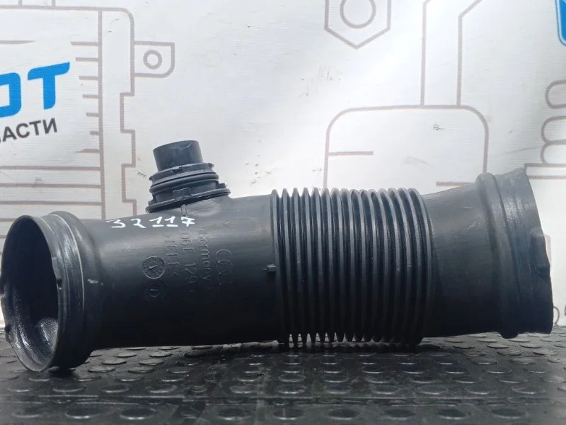 Патрубок воздушного фильтра Audi A6 06E129629T CCE