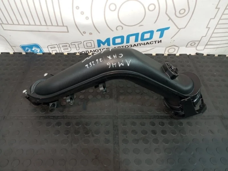 Патрубок воздушного фильтра Audi A1 03C145673H 8X1 CAXA