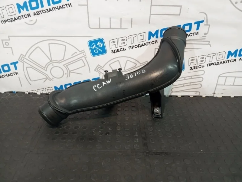 Патрубок интеркулера Volkswagen Tiguan 1K0145770N 5N1 CAW