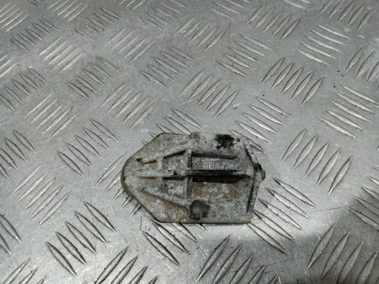 [Б/У] Кронштейн радиатора [Код: 00655154 ]