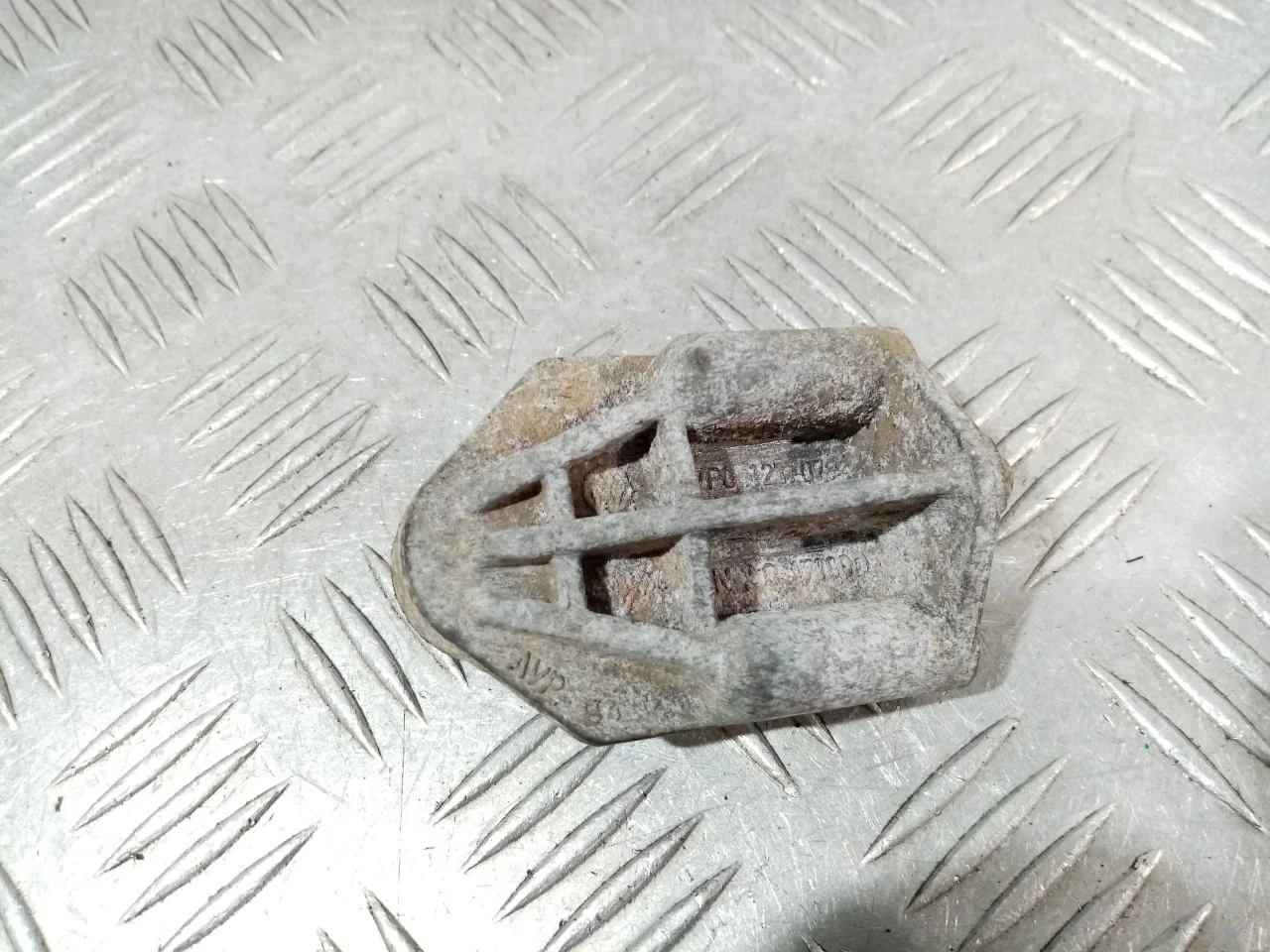 [Б/У] Кронштейн радиатора [Код: 00655155 ]