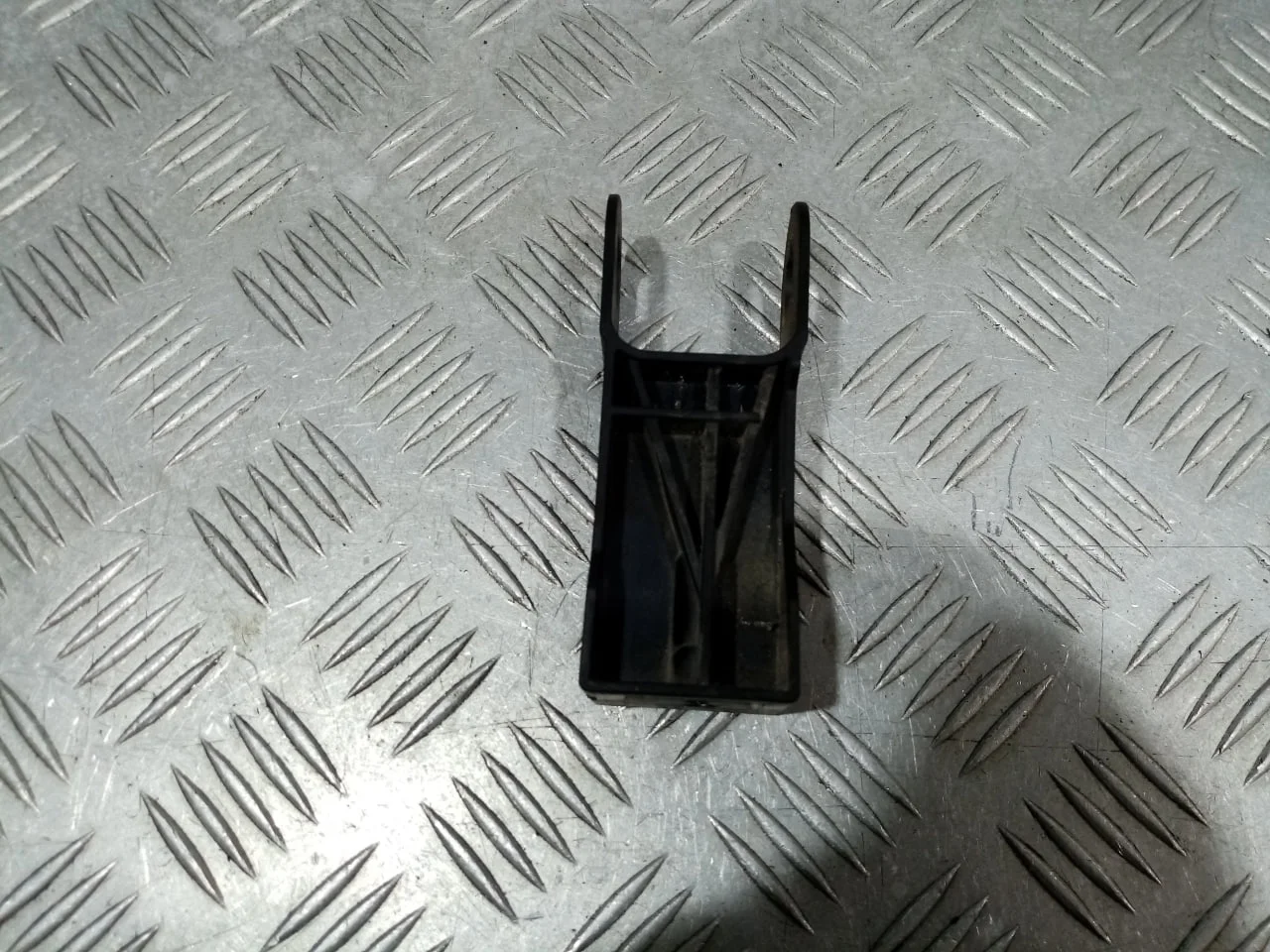 [Б/У] Кронштейн радиатора правый [Код: 00655126 ]