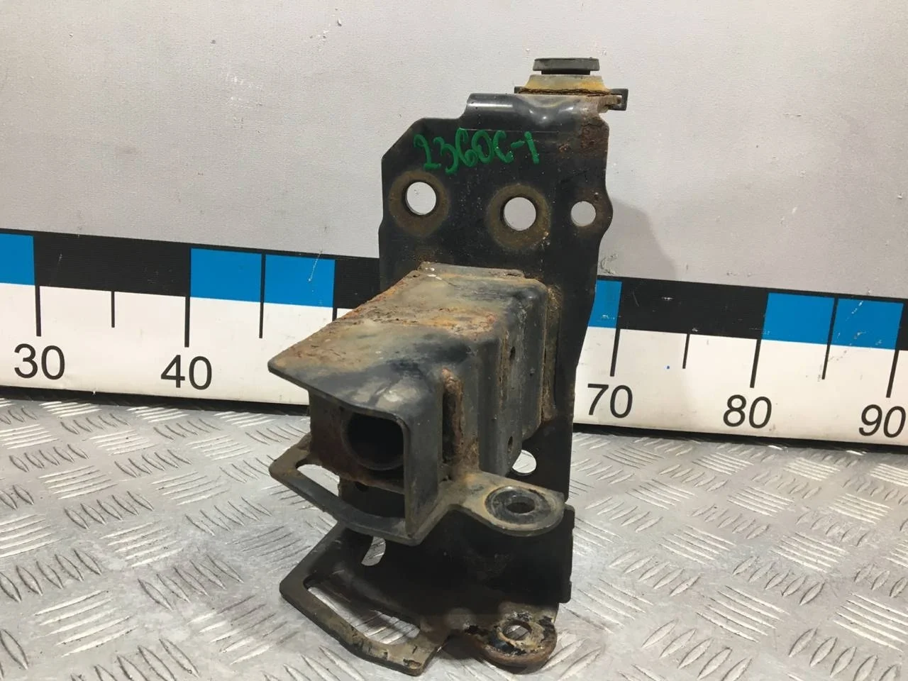 [Б/У] Кронштейн усилителя перед. бампера правый [Код: 00654235 ]