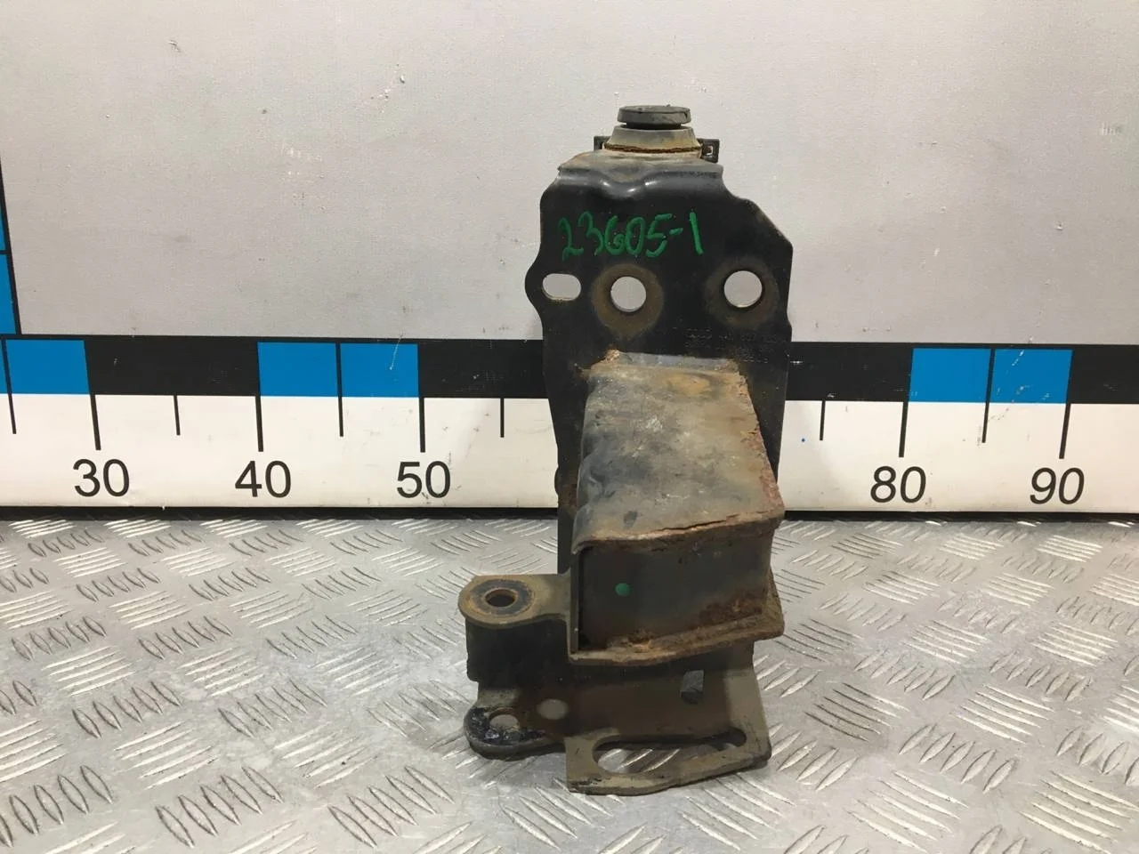 [Б/У] Кронштейн усилителя переднего бампера левый [Код: 00654234 ]