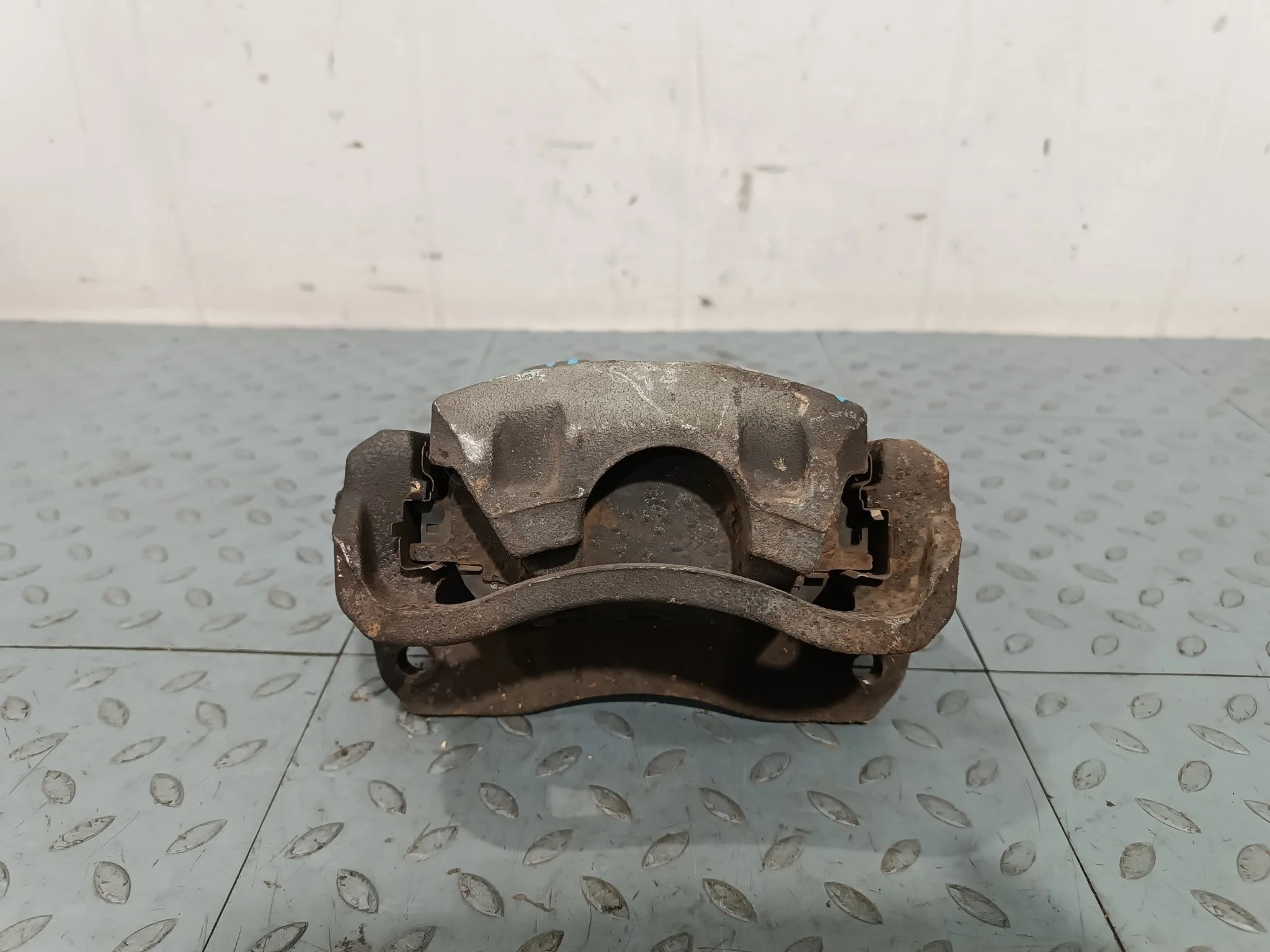 СУППОРТ В СБОРЕ TOYOTA DAIHATSU LEXUS ПЕРЕД ПРАВО 4773058010