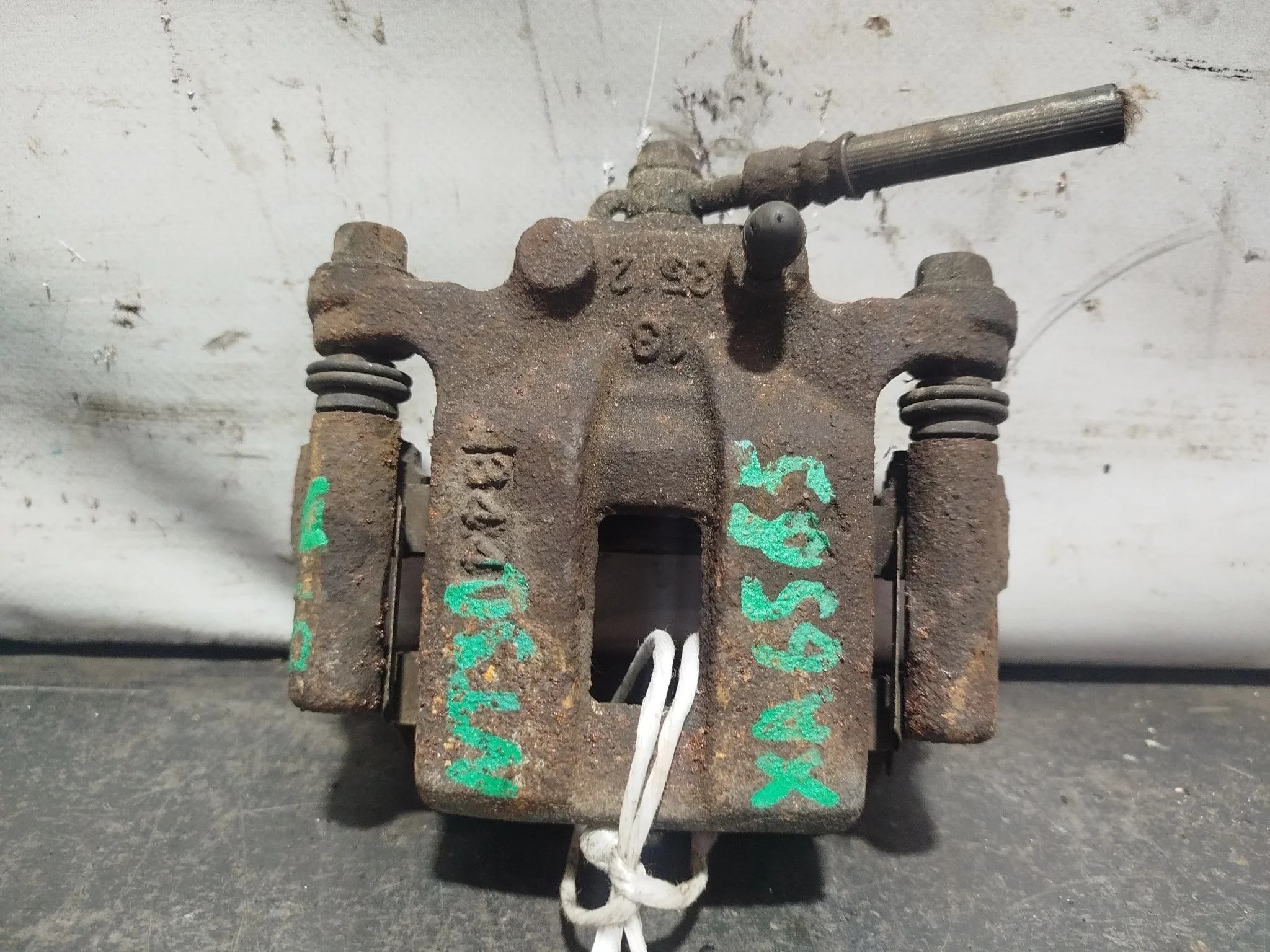 СУППОРТ В СБОРЕ NISSAN ЗАД ПРАВО 440018H300