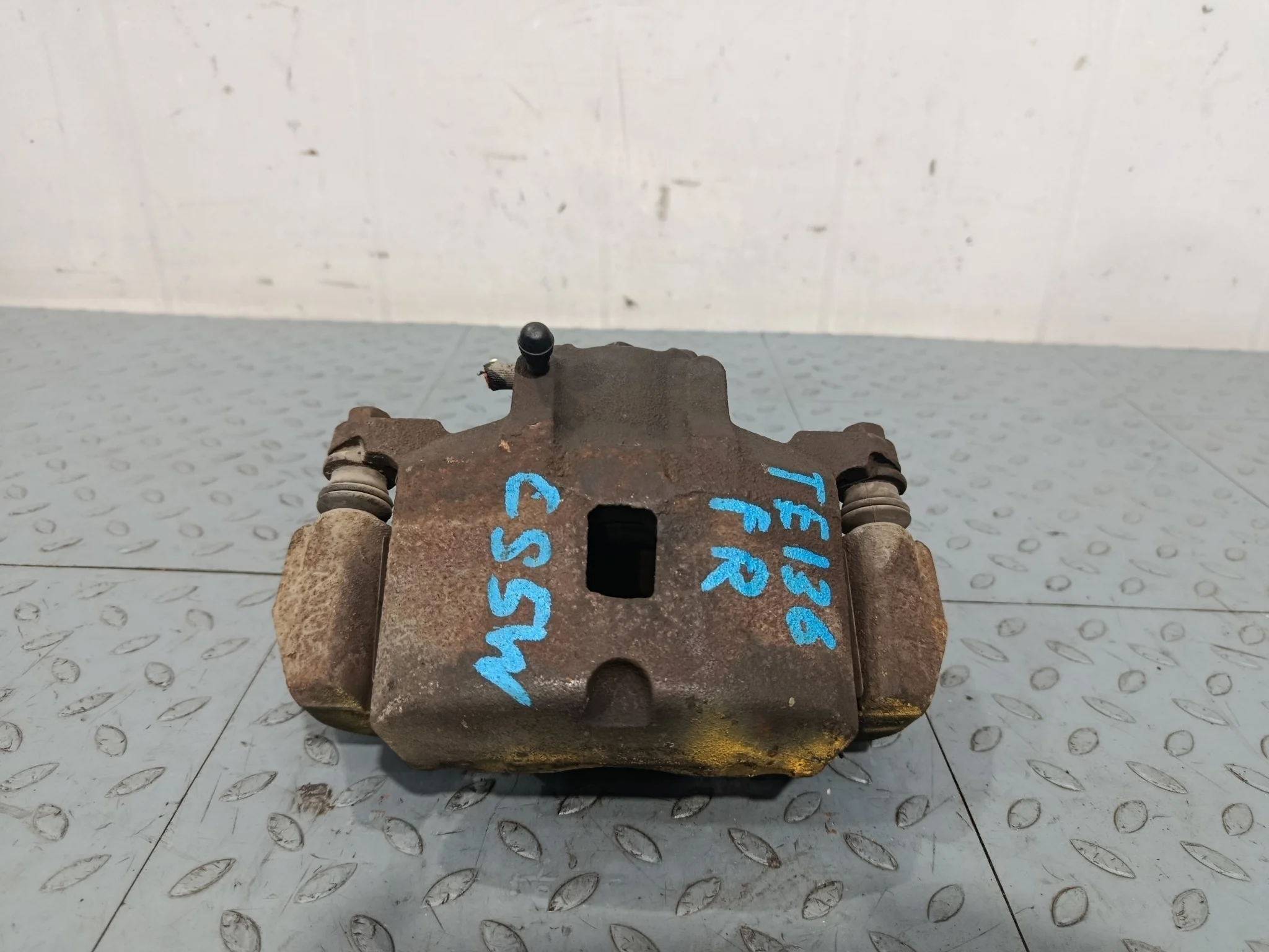 СУППОРТ В СБОРЕ MITSUBISHI ПЕРЕД ПРАВО MR955064