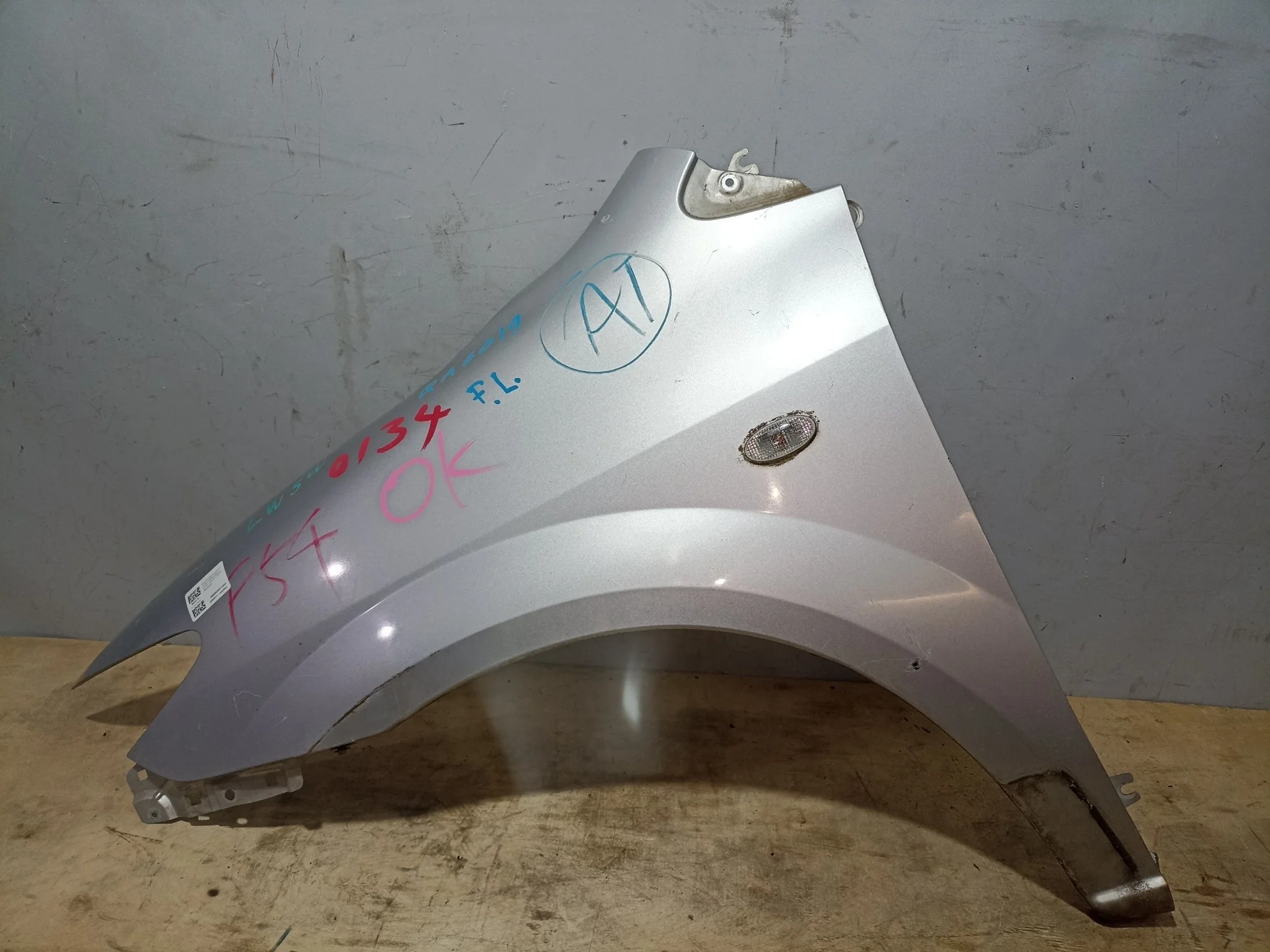 КРЫЛО MAZDA L16552211A ПЕРЕД ЛЕВО серебро, 22V QA6019