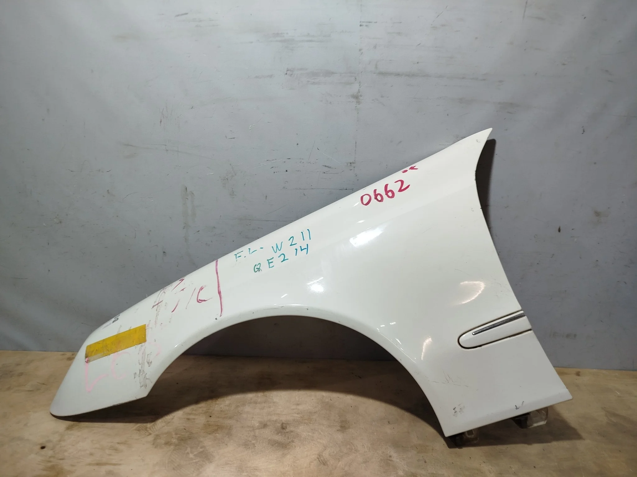 КРЫЛО MERCEDES-BENZ E-CLASS S211 W211 A2118801318 ПЕРЕДНЕЕ ЛЕВОЕ белый, 650U QE214